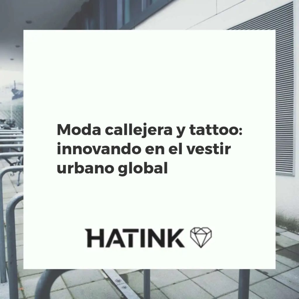 Personas con ropa streetwear que incorpora diseños de tatuajes y arte corporal en un contexto urbano, representando la fusión de estilos.