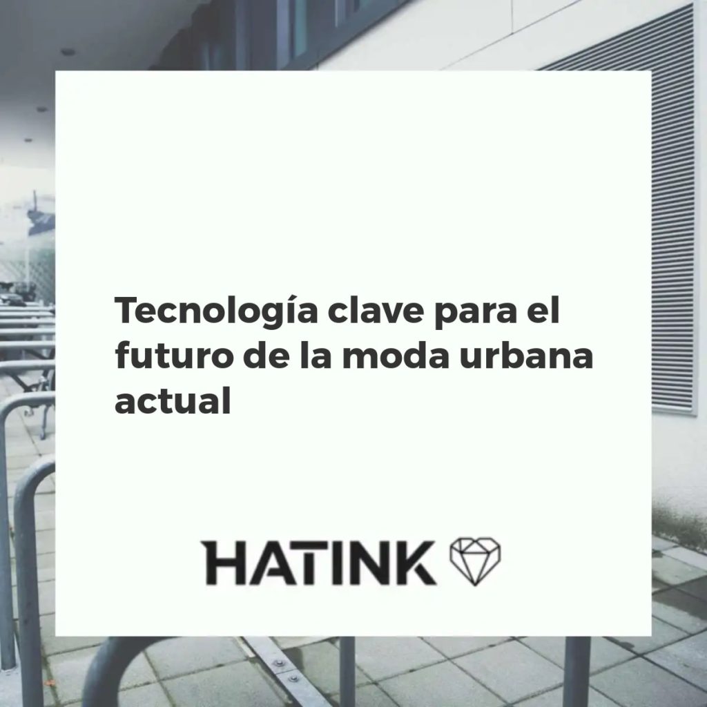 Modelos de moda urbana interactuando con interfaces de realidad aumentada y textiles inteligentes en una calle futurista.