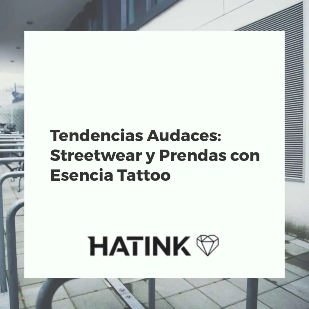 Joven con camiseta streetwear de diseño tattoo y gorra, posando en un entorno urbano con grafitis y luces.